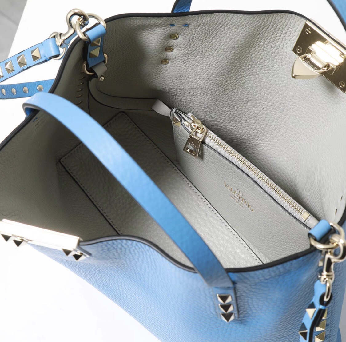 Valentino Garavani Rockstud Tote Bag in Blue Grainy Calfskin